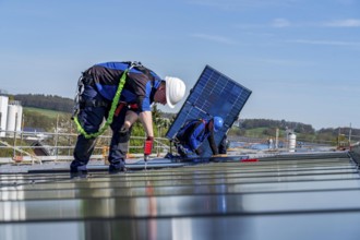 Installation of solar modules on the roof of a commercial enterprise, over 400 photovoltaic modules