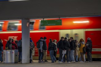 Cologne-Deutz railway station, platform for local trains, S-Bahn, regional trains, Cologne, North