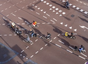 Crossing at Lange Viestraat, markings for cars and bicycles, green phase only for cyclists to be