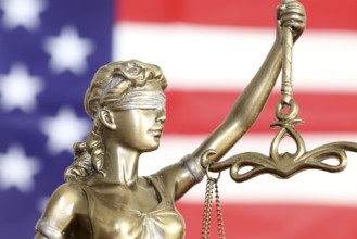 Symbolic image: Justitia in front of a USA flag