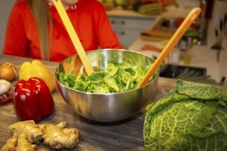 Vegan cooking: Preparation of lamb's lettuce