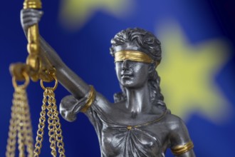 Symbolic image: Justitia in front of a European flag