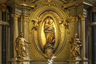 Golden altar with Mary and Jesus, interior of St Peter's Cathedral, UNESCO World Heritage Site in