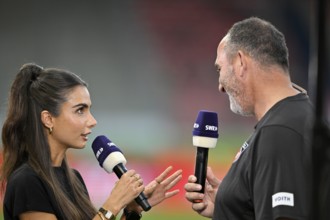 TV presenter Lea Wagner in an interview, microphone, logo, SWR, portrait, with coach Frank Schmidt