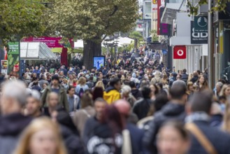 Crowd on the way in the pedestrian zone Königstraße, shopping street in Stuttgart,