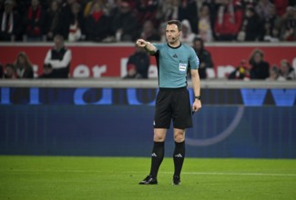 Referee Referee Felix Zwayer Gesture Gesture MHPArena, MHP Arena Stuttgart, Baden-Württemberg,