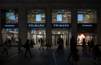 Night shot, passers-by, pedestrian zone, shopping, Primark Brand Store, logo, department stores'