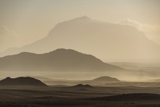 Sandstorm, table volcano Herðubreið or Herdubreid (German: die Breitschultrige), Queen of the