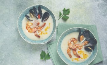 Cream soup, chowder with mussels and shrimp, American cuisine, homemade, no people