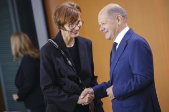 Bettina Stark-Watzinger (FDP), Federal Minister of Education and Research, and Olaf Scholz (SPD),