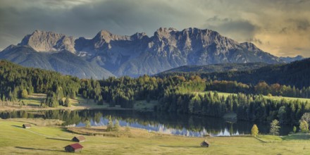 Geroldsee, behind it the Karwendel mountains, Werdenfelser Land, Upper Bavaria, Bavaria, Germany,