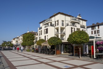 Beach promenade with tourists, Swinemünde, Usedom Island, Baltic Sea, Poland, Europe