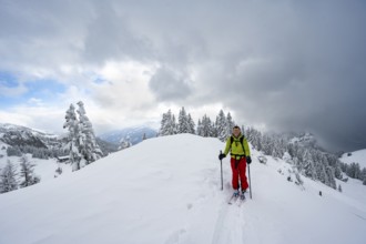 Ski tourers on the Raukopf, mountain landscape in the snow, dramatic clouds, Mangfallgebrige,