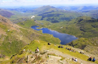 Walkers picnicking Lyyn Llydaw landscape, Mount Snowdon, Gwynedd, Snowdonia, north Wales, UK