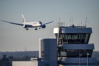 Qatar Airways aircraft approaching Düsseldorf Airport, DUS, old air traffic control tower, North