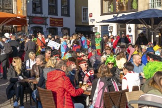 Rose Monday in Cologne, street carnival, on the Heumarkt, despite Corona, several thousand Jecke