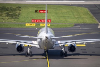 Düsseldorf Airport, aircraft on the taxiway, markings on the apron