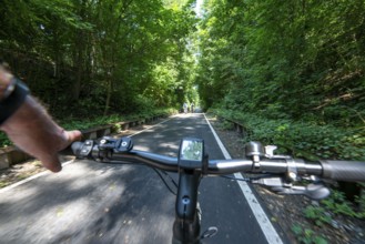 Cycling in the Ruhr area, Lothringentrasse, in the north of Bochum, Bochum-Grumme, former railway