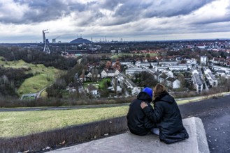 View from the Rungenberg slagheap over the Buer district, Junges Paar, former miners' housing