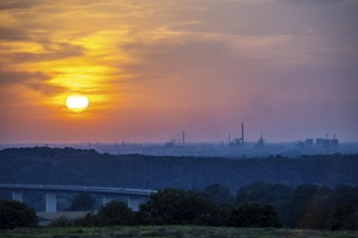 Sunset over the western Ruhr area, Ruhr valley bridge of the A52 motorway between Essen and