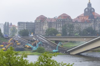 In the early hours of the morning, a section of the Carola Bridge collapsed for unknown reasons.