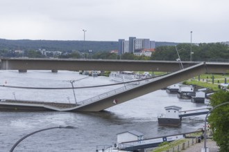 In the early hours of the morning, a section of the Carola Bridge collapsed for unknown reasons.