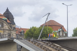 In the early hours of the morning, a section of the Carola Bridge collapsed for unknown reasons.