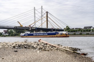 Low water level of the Rhine at Duisburg-Neuenkamp, gauge at 279 cm, no restrictions for shipping