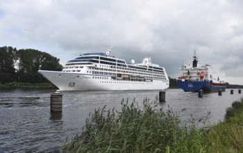 Cruise ship Insignia and cargo ship Debbie meet in the Kiel Canal, Kiel Canal, Schleswig-Holstein,