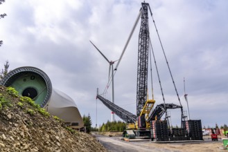 Erection of a wind turbine, wind energy plant, erection of the crawler lattice crane for blade