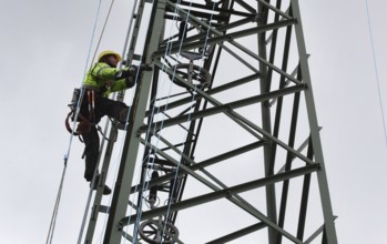 Construction of new electricity pylons and power lines, B, Müncheberg, Germany, Europe