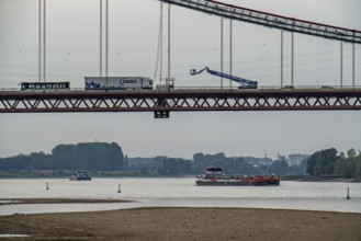 Rhine at Emmerich, extremely low water, Rhine level at 0 cm, falling trend, Rhine bridge B220,