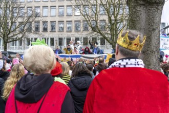 Rose Monday parade in Düsseldorf, spectators, in costumes, at the street carnival, North