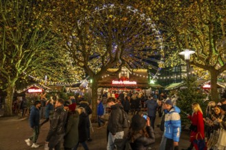 Pre-Christmas season, people, shoppers, visitors to the Christmas market in Essen city centre,