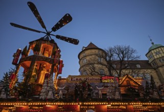 Christmas market with Christmas stalls, stalls, Christmas pyramid, Old Palace, Christmassy, blue