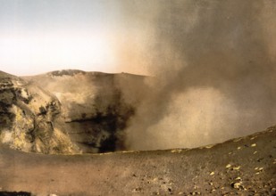 Vesuvius, der Krater, Neapel, Italien / Mount Vesuvius, the crater, Naples, Italy, Historic,