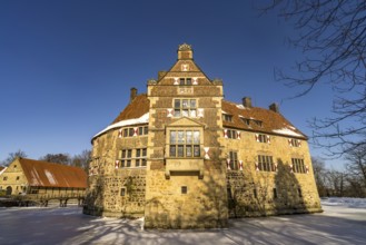 The snow-covered moated castle Burg Vischering near Lüdinghausen, Münsterland, North