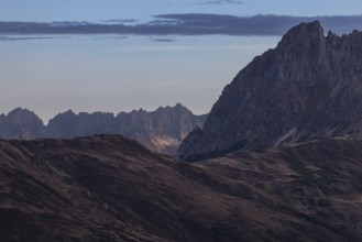 View of a distant mountain range (Wilder Kaiser) at dawn, Großer Rettenstein in the foreground,