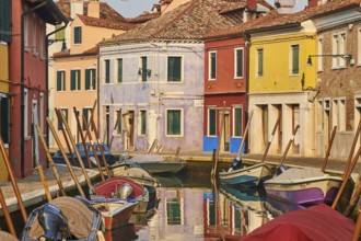 Colorful houses beside the waterway in between 'Fondamenta Pontinello Sinistra' and 'Fondamenta