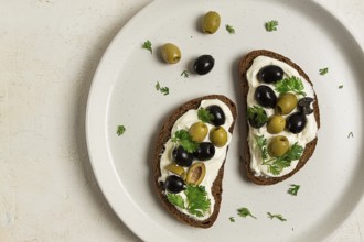 Frühstück, Sandwiches, mit Frischkäse, Oliven, Ansicht von oben