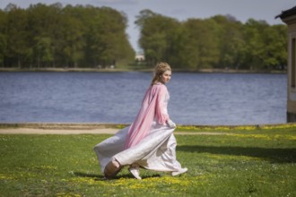 Cinderella can also be seen around Moritzburg Castle in spring. Model Tamara Kretschmer once again