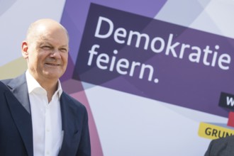 Olaf Scholz (Federal Chancellor, SPD) on a tour of the citizens' festival Celebrating democracy. /