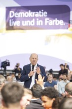 Olaf Scholz (Federal Chancellor, SPD) speaks to members of the Hamburg Fire Brigade at the Germany