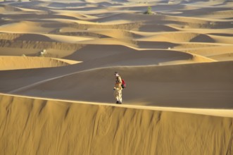 Man (50-55), desert trekking, Erg Chebbi, Morocco, Africa