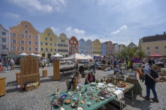 Flea market on the Upper Town Square, late baroque row of houses at the back, Schärding, Upper