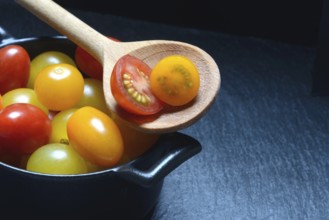 Various cherry tomatoes in pots, cherry tomato