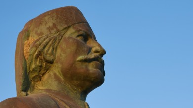 Evening light, bronze bust, freedom fighter, partisan, soldier, Stratis Nikolaos Deligiannakis,