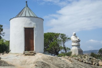 Guard shack and bust of Giuseppe Garibaldi at his home Casa Bianca, Isola Caprera, Arcipelago di La