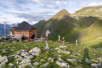 Mountain hut Lasörlinghütte in the evening light, mountain landscape, Lasörlinggruppe, Hohe Tauern,