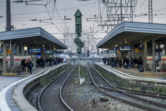 Essen main station, passengers waiting for their trains on the platforms, Essen, North